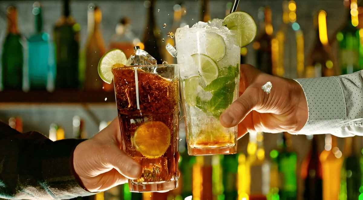 Image of a Delta 9 drink and an alcoholic beverage in 2 different glasses.